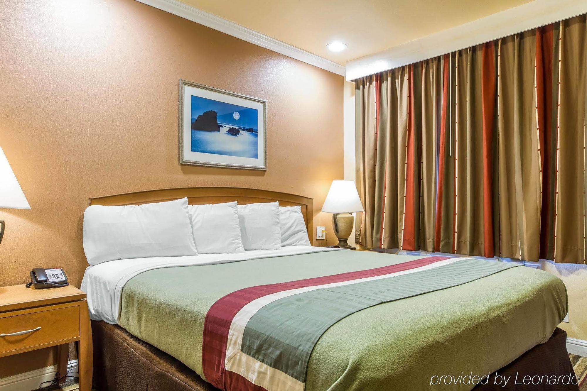 Rodeway Inn & Suites Near The Coliseum & Arena Оакланд Экстерьер фото