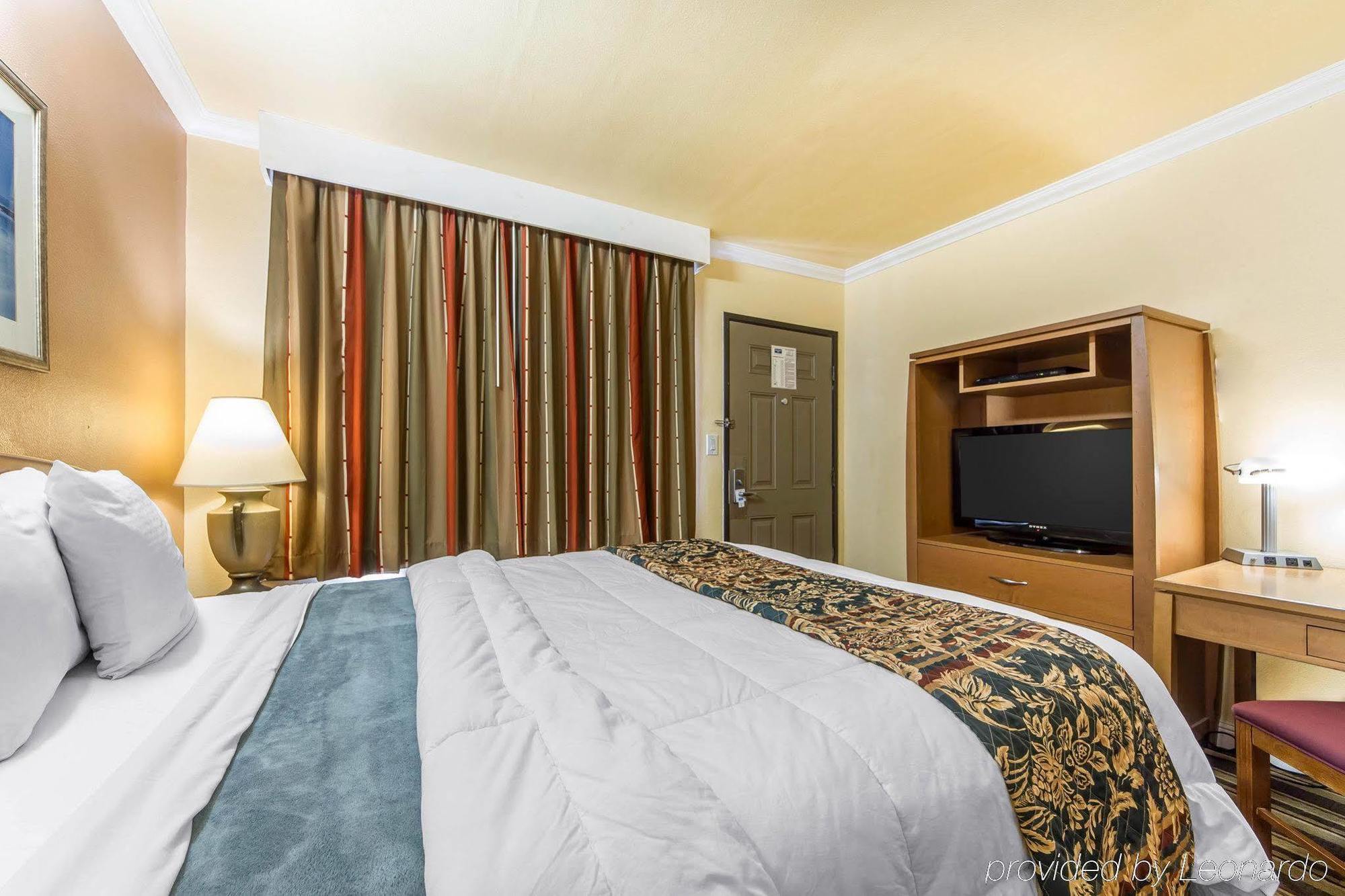 Rodeway Inn & Suites Near The Coliseum & Arena Оакланд Экстерьер фото