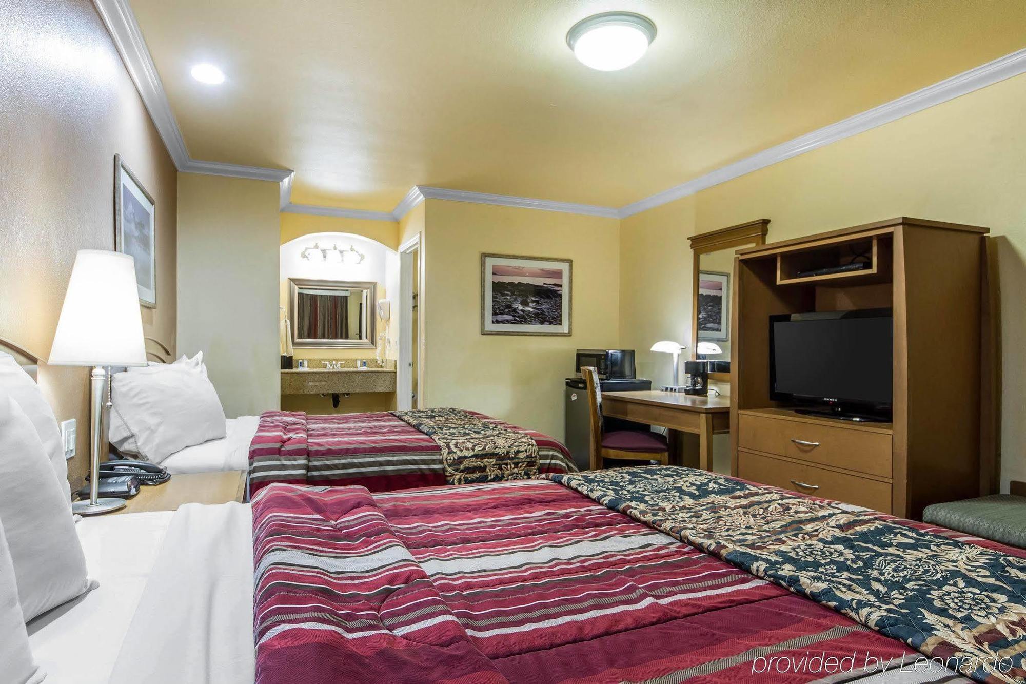 Rodeway Inn & Suites Near The Coliseum & Arena Оакланд Экстерьер фото