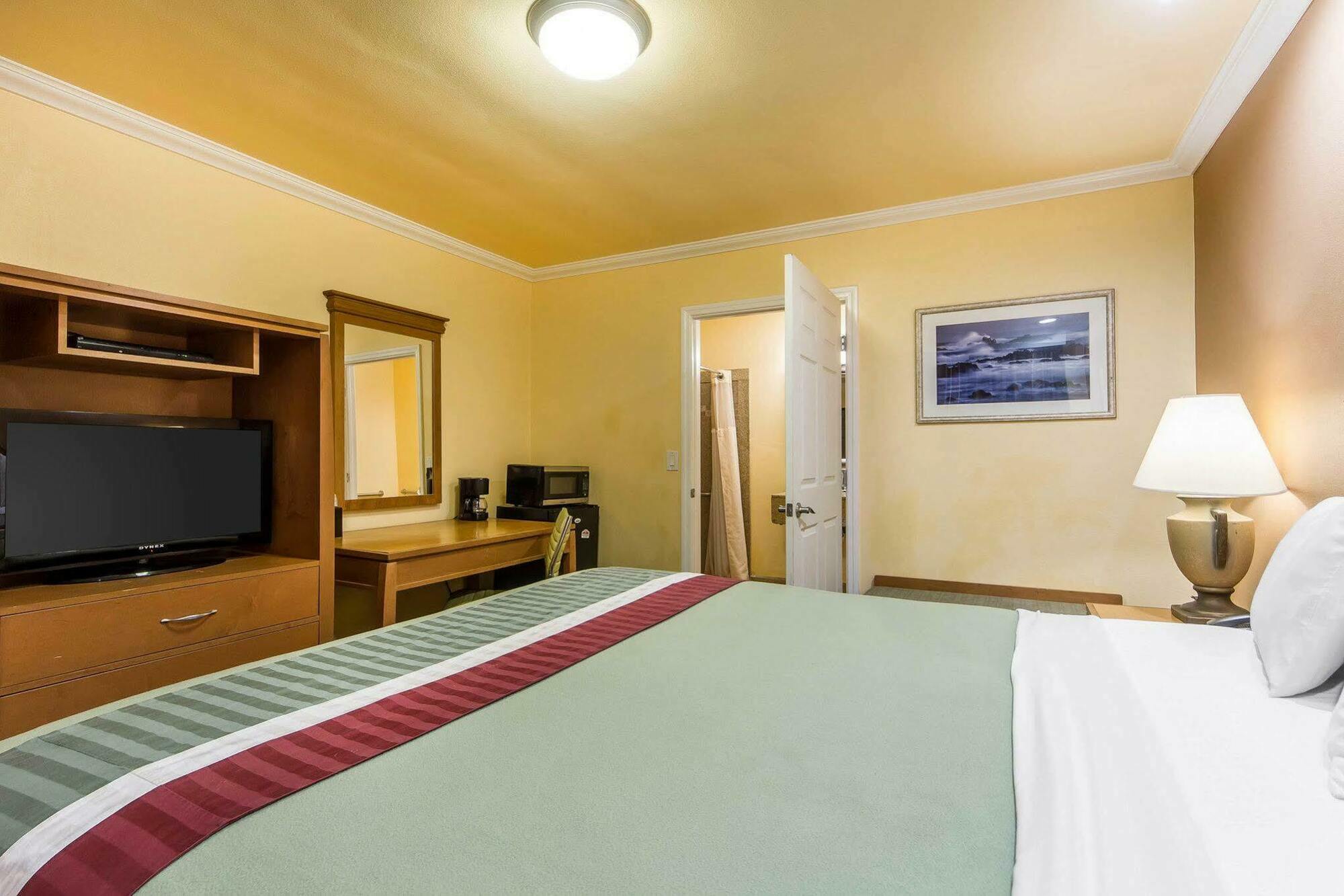 Rodeway Inn & Suites Near The Coliseum & Arena Оакланд Экстерьер фото