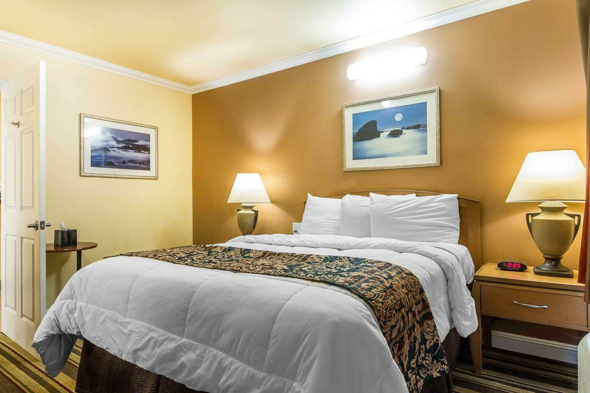 Rodeway Inn & Suites Near The Coliseum & Arena Оакланд Экстерьер фото